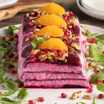 Άκης Πετρετζίκης: Τερίνα με παντζάρια, ανθότυρο και τυρί κρέμα