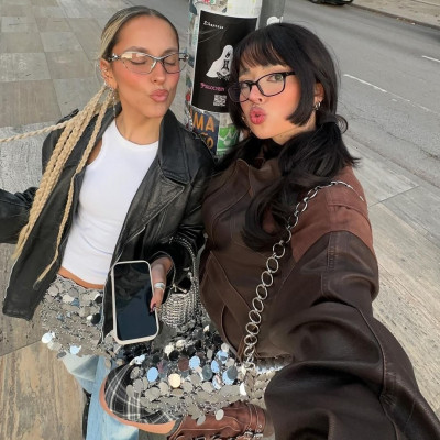 Weird girl aesthetic: Δύο ανατρεπτικοί τρόποι να φορέσεις τις παγιέτες στις γιορτές