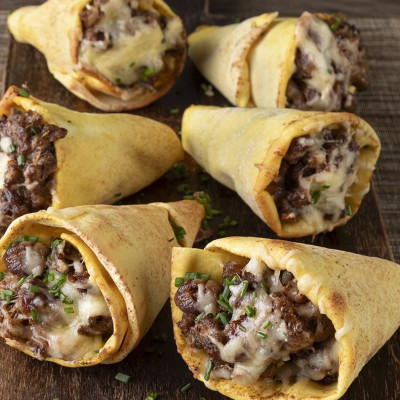 Άκης Πετρετζίκης: Εύκολα χωνάκια με κιμά