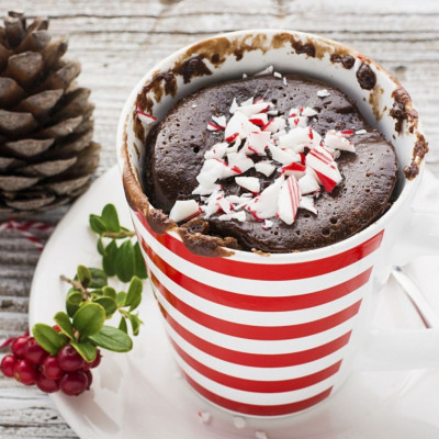 Κέικ στην κούπα με 4 μπισκότα και λίγο γάλα