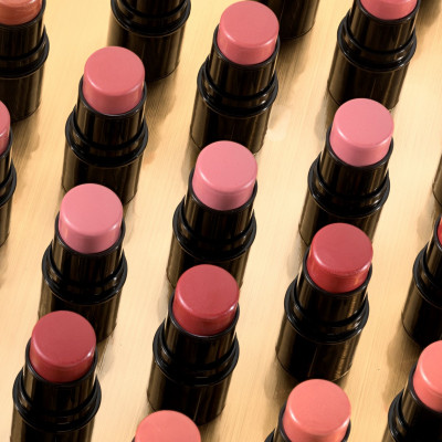 Touch of Blush: Το πολυχρηστικό στικ της Radiant υπόσχεται φυσικά ροζ ζυγωματικά