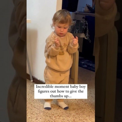 Πιτσιρικάς έκανε «thumbs-up» για πρώτη φορά και τρελάθηκε