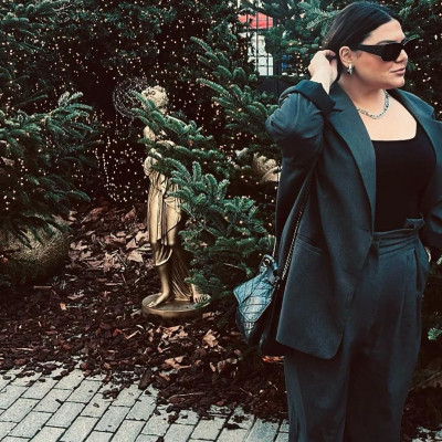 Η Δανάη Μπάρκα έχει τις πιο εντυπωσιακές προτάσεις για ένα Xmas curvy look που θα ξεχωρίσει