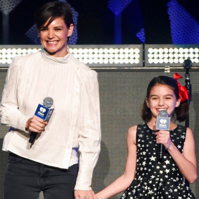 Η Suri Cruise έχει καλλιτεχνική φλέβα και η Katie Holmes κάνει αυτό που κάθε μαμά θα έπρεπε