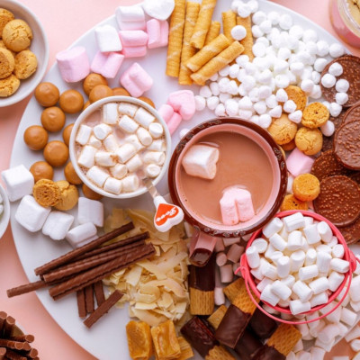 Χριστουγεννιάτικα πλατό με γλυκά και λιχουδιές για παιδιά