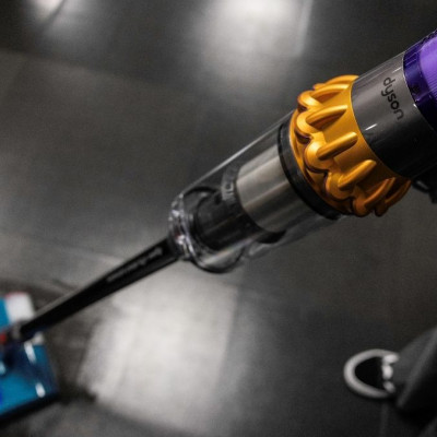 Η ασύρματη σκούπα που σφουγγαρίζει τα σκληρά πατώματα του σπιτιού σου είναι εδώ