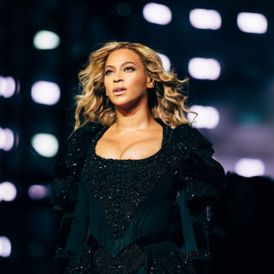 Κάηκε το πατρικό σπίτι της Beyoncé αλλά η Miley Cyrus & ο Gerard Butler έχουν πιο δυσάρεστη ιστορία