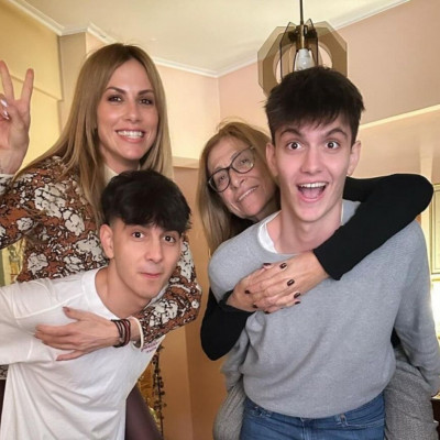 Ντορέττα Παπαδημητρίου: Στην κουζίνα με τους γιους και την ανιψιά της