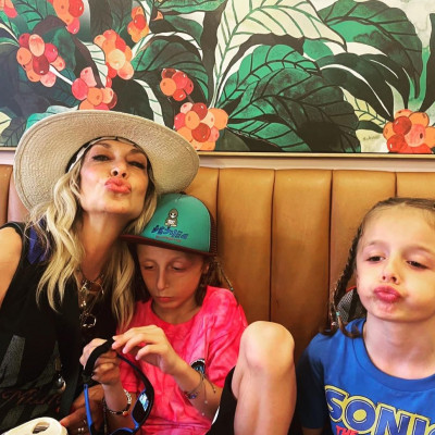 Άννα Βίσση: Στο ΟΑΚΑ με τους εγγονούς της - Οι φώτο με παίχτες του Παναθηναϊκού AKTOR