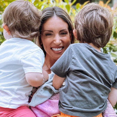 H Αθηνά Οικονομάκου γιορτάζει ξεχωριστά την κάθε ημέρα στην αγκαλιά των δύο παιδιών της