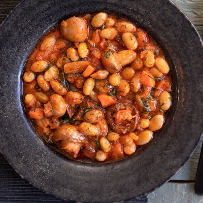 Άκης Πετρετζίκης: Φασόλια χάντρες κοκκινιστά με λαχανικά