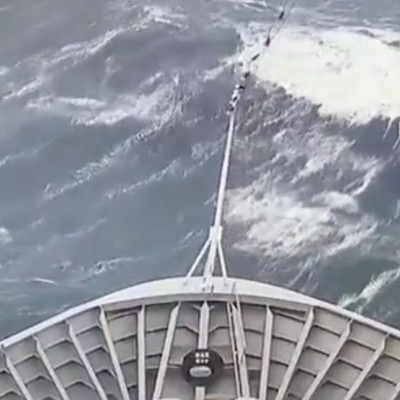Πελώρια κύματα «καταπίνουν» κρουαζιερόπλοιο στην Ανταρκτική