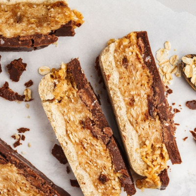 Σπιτικές μπάρες βρώμης με επικάλυψη μαύρης σοκολάτας