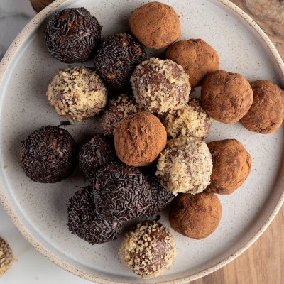 Άκης Πετρετζίκης: Τρουφάκια γάλακτος με μπισκότα