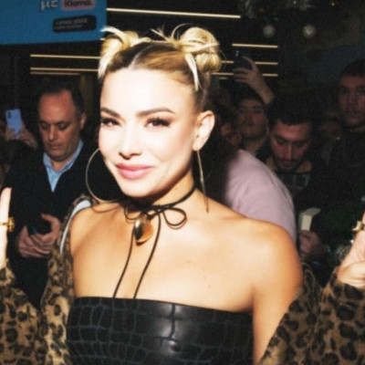 Το χτένισμα της Josephine είναι ιδανικό για date out εμφανίσεις