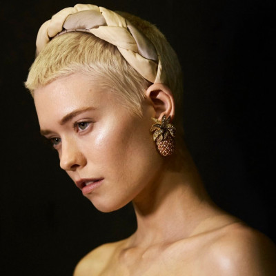 We are calling it! Αντίο καρέ μαλλιά. Το τολμηρό pixie haircut είναι η hot τάση για το 2024