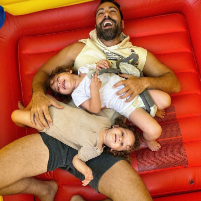 Σάκης Τανιμανίδης: Φώτο με τις κόρες του από τα πρώτα γενέθλια του Πάρη Αλεξάνδρου