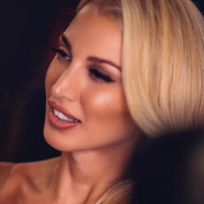 Σπυροπούλου: Εντυπωσίασε με μίνι sparkle φόρεμα και ασημί παντελόνι