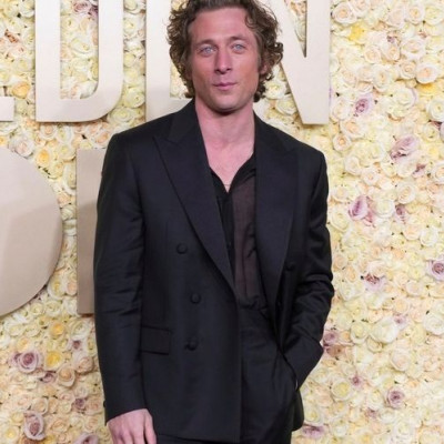 Ο Jeremy Allen White και η  Rosalía επιβεβαίωσαν τις φήμες με ένα hot φιλί