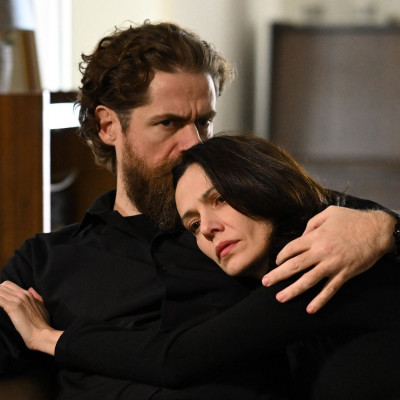 Ένας άγνωστος άντρας στον Σασμό έρχεται για να αποκαλύψει το καλά κρυμμένο μυστικό μίας οικογένειας