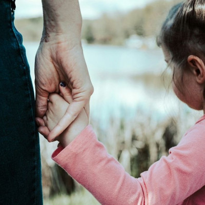 3 τρόποι που ο ρόλος της μητέρας επηρεάζει τις σχέσεις μας ως ενήλικες