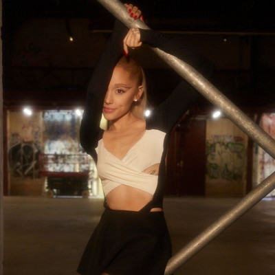 Παγκόσμια φρενίτιδα έχει προκαλέσει η επιστροφή της Ariana Grande με νέο τραγούδι μετά από 3 χρόνια