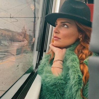 H Εβελίνα Νικόλιζα είναι η πιο fashion traveller και αυτά είναι τα 2 items που δεν αποχωρίζεται