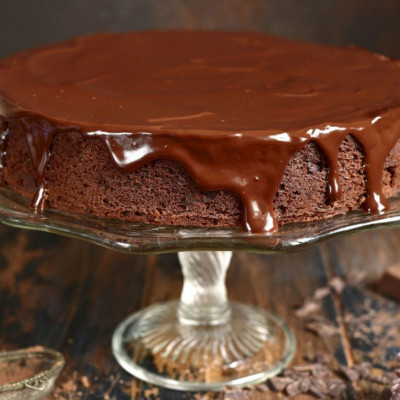 Σοκολατένιο κέικ με 3 αβγά και λιωμένη κουβερτούρα