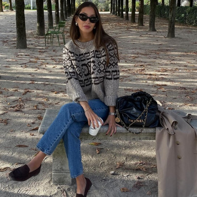 Έξι cool σύνολα με τζιν παντελόνι και πουλόβερ για να ξεκινήσεις χαλαρά την εβδομάδα σου