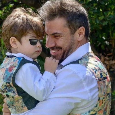 Πετρετζίκης: Δείτε τον γιο του να ανοίγει φύλλο για πίτα - Nέο βίντεο!