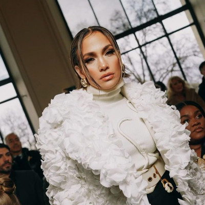 Η Jennifer Lopez είναι μία άλλη! Έκοψε τα μαλλιά κοντό καρέ με πινελιές από τα 60s