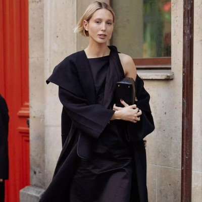 Η Μαρία Ολυμπία Γλύξμπουργκ στην Εβδομάδα Μόδας στο Παρίσι με μαύρο φόρεμα και matching μπότες