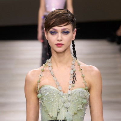 Μωβ smokey eyes και φούξια χείλη κυριάρχησαν στο show του Giorgio Armani Privé