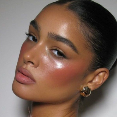 Glazed Blush! Το νέο trend για ροδαλά φυσικά ζυγωματικά