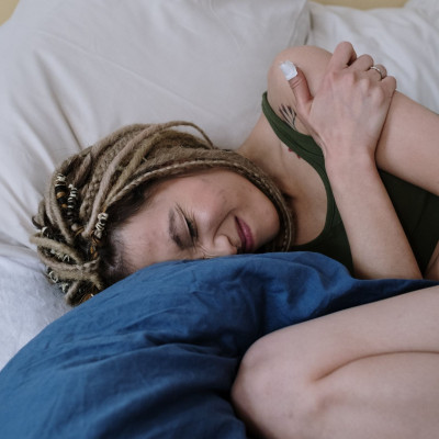 Το άγνωστό σημάδι ότι το κρεβάτι σου έχει ακάρεα και πώς μπορεί να μπερδευτείς ότι έχεις κρυώσει