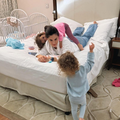 Χριστίνα Μπόμπα: Οι αδημοσίευτες φωτογραφίες με τις δίδυμες