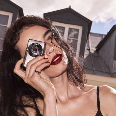 5 κόκκινα κραγιόν που επιλέγουν τα French girls για ζουμερά χείλη