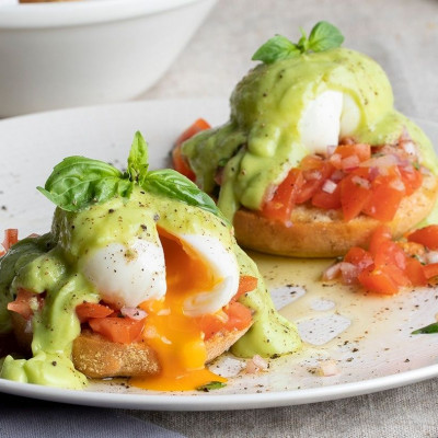 Άκης Πετρετζίκης: Μεσογειακά αυγά Benedict