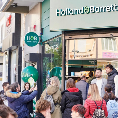 Η HOLLAND & BARRETT του Ομίλου FOURLIS έκλεισε έναν χρόνο στην Ελλάδα