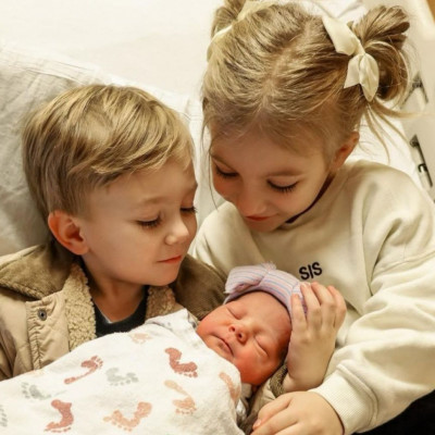 Γνωρίζουν για πρώτη φορά τη νεογέννητη αδερφή τους (vid)