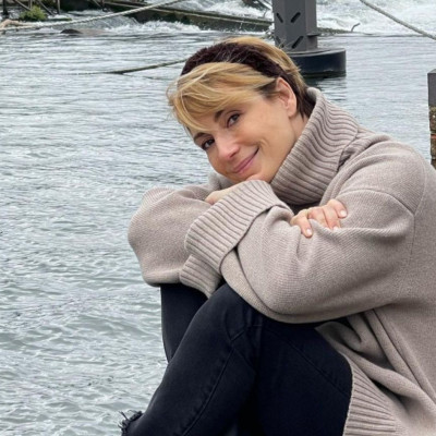 Ευδοκία Ρουμελιώτη: Αγκαλιά με τον γιο της στο κρεβάτι