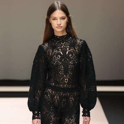 ΤWINSET: Leather, πλεκτά, μπροκάρ και sexy metallics ντύνουν τις πιο θηλυκές, indie περσόνες