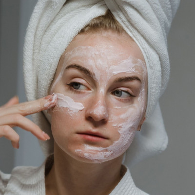 Λιπαρό δέρμα με τάση ακμής; Αυτό είναι το συστατικό που πρέπει να αποφύγεις από τη skincare routine