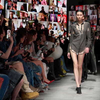 MFW Day 2: Ο Cavalli αποθέωσε τα αρχαία μάρμαρα & η Diesel «έκανε βιντεοκλήση» στο μέλλον της μόδας