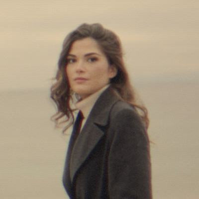 Το music video για το νέο single της Μαρίας Κουτσουρλή «Τα Βιβλία σου» παίζει στο repeat