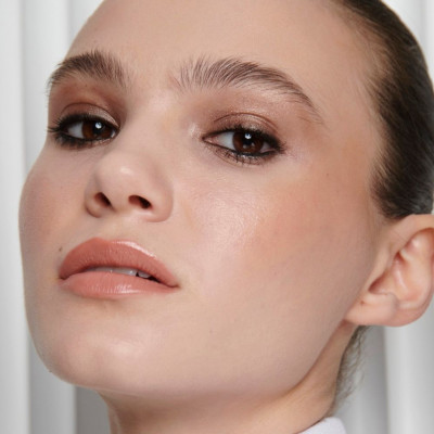 Peach makeup: Το μακιγιάζ που θα αναδείξει ακόμα περισσότερο τη φυσική ομορφιά σου