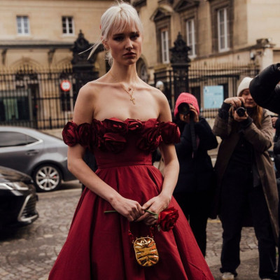 Οδηγός αγοράς: Όχι ένα αλλά δέκα φορέματα που θα φέρουν την άνοιξη