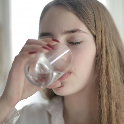 Υπάρχει σοβαρή περίπτωση να πίνουμε νερό με λάθος τρόπο και αυτό να μειώνει τα οφέλη του