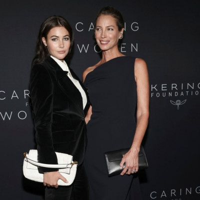 Grace Burns: Η κόρη της Turlington φωτογραφήθηκε με τη μαμά της και η ομοιότητα είναι εμφανής