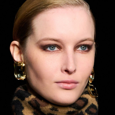 Θες ένα απαλό smokey eyes; Το καφέ μολύβι ματιών είναι το νέο μαύρο